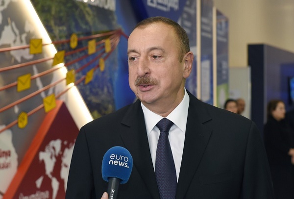 Le président azerbaïdjanais Ilham Aliyev accorde une interview aux chaînes Euronews et Rossia-24